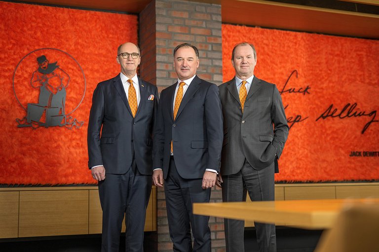 Dr. Frank Hiller (i midten) bliver ny administrerende direktør hos Big Dutchman. Bernd Meerpohl (til venstre) afleverer stafetten den 1. april 2023. Til højre: Jürgen Steinemann, formand for Big Dutchman Supervisory Board.