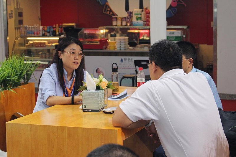 Elsie Pan, General Manager of Tianjin office, meets with customers